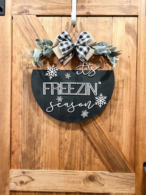 Door Ornament, Winter Door Signs Front Porches, Cricket Door Signs, Christmas Personalized Gift Ideas, Door Hangers Cricut, Winter Front Door Sign, Winter Door Hangers Diy, Welcome Door Sign, Christmas Door Hangers Diy