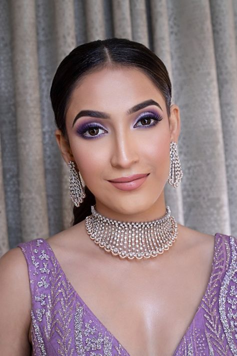 Green And Purple Indian Outfit, Purple Outfit Makeup Indian, Purple Bridal Eye Makeup, Purple Makeup Looks Indian, Makeup On Lilac Dress, Light Purple Smokey Eye, Makeup For Lavender Outfit, Lavender Saree Makeup Look, Lilac Color Saree