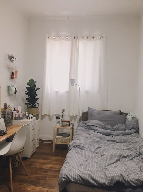 Hiasan Bilik Tidur, Dorm Room Inspiration, Small Bedroom Decor, Small Room Design, Minimalist Room, Bed Desk, Room Design Bedroom, Small Room Bedroom, Simple Bedroom