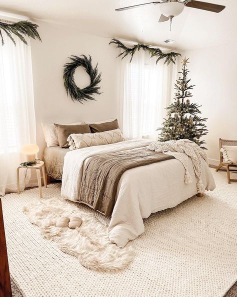 Holiday Rugs: How to Add Seasonal Cheer to Your Home with Rugs! Masculine Bedroom Decor, Modern Coastal Bedroom, Simple Bed Designs, Holiday Bedroom, Bed Interior, Masculine Bedroom, Texas House, Simple Bed, Coastal Bedroom