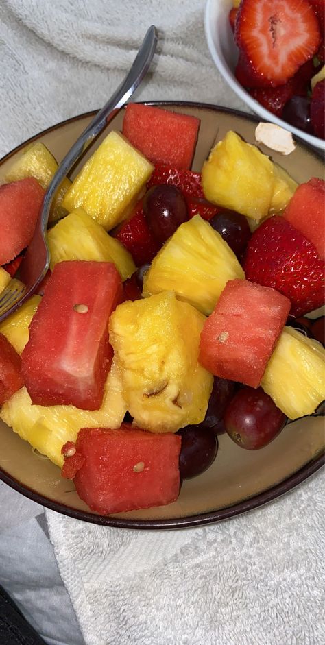 Fruit Asthetic Picture, Fruits Plate, Eating Fruit, Healthy Lunch Snacks, Food Babe, Delicacy Food, Food Therapy, Healthy Food Motivation, Healthy Fruits