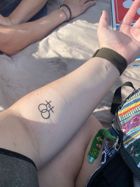 Double Female Symbol Tattoo, Lesbian Symbol Tattoo Ideas, Lesbian Pride Tattoo Ideas, Tattoo Ideas Queer, Lesbian Symbol Tattoo, Sapphic Tattoo Minimalist, Gay Tattoo For Women, Wlw Tattoo Ideas, Queer Symbols