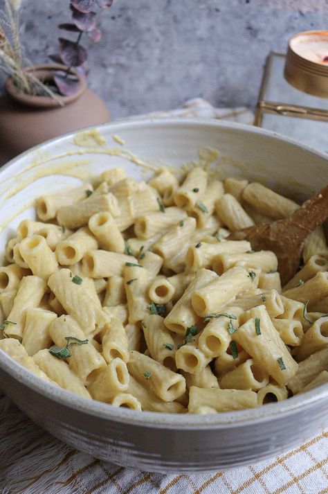 Acorn Squash Pasta Sauce Acorn Squash Pasta, Roast Acorn Squash, Squash Pasta Sauce, Cozy Fall Recipes, Squash Pasta, Rigatoni Pasta, Fall Dishes, Acorn Squash, Healthy Food Options