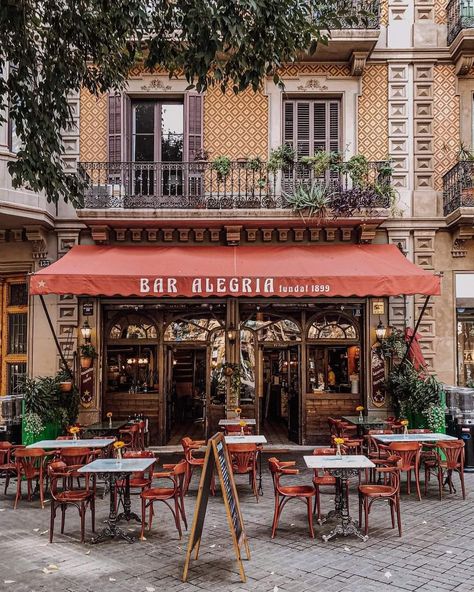 Barcelona Streets Aesthetic, Barcelona Vibes, Brunch Barcelona, Barcelona Cafe, Spanish Aesthetic, Barcelona Streets, Barcelona Bars, 2025 Graduation, Barcelona Restaurants