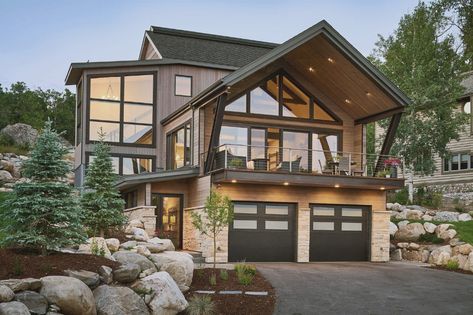 Ski Lodge Exterior, Ski House Exterior, Ski Chalet Exterior, Modern Ski Lodge, Lodge Exterior, Mountain Architecture, Cottage Designs, Basement House Plans, Modern Mountain Home