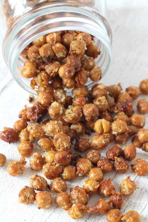 Garlic, Herb and Parmesan Roasted Chickpeas are the perfect healthy vegan snack for the whole family! #healthysnacks #veganrecipes #vegansnacks #chickpeas After School Snacks For Kids, Afterschool Snacks, Healthy After School Snacks, Seasoned Chickpeas, Easy Crockpot Recipes Healthy, Legumes Recipes, School Snacks For Kids, Dried Rosemary, Unhealthy Snacks