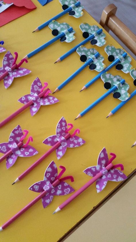 Children's Day Craft, Convention Gifts, Children's Day Gift, Jw Gifts, Pencil Toppers, Art N Craft, Paper Crafts Diy Kids, Valentine Crafts, School Gifts