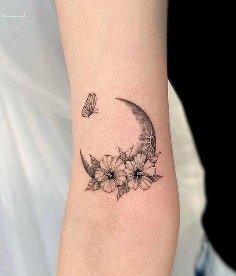 60+ Moon Tattoo Ideas: Symbolism and Trending Designs - 100 Tattoos Unique Small Tattoo Ideas, Small Moon Tattoo, Moon Tattoo Ideas, Tattoo Names, Rain Tattoo, Half Moon Tattoo, Small Tattoo Ideas For Women, Small Moon Tattoos, Unique Small Tattoo