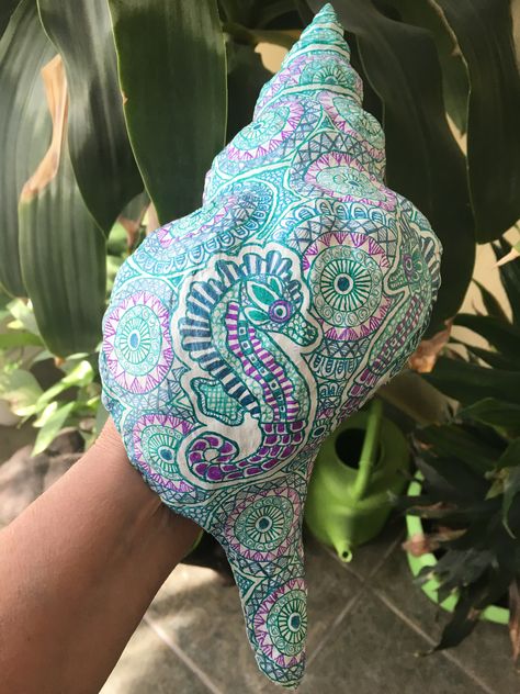 Painted Conch Shells, Conch Shell Crafts, Shell Decoupage, Beautiful Seashells, Shell Projects, Painted Seashells, Shell Painting, Boho Crafts, Shell Ideas