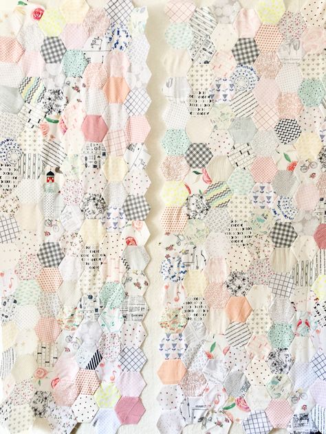 Low Value Quilts, Low Volume Quilt Modern, Low Volume Quilt Pattern, Low Volume Quilts Ideas, Hexagon Quilt Ideas, Low Volume Quilts, Quilting Hexagons, Hex Quilts, Neutral Quilts