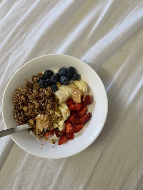 Thatgirl Aesthetic, Healthy Yogurt, Training Routine, Strawberries Blueberries, Yogurt And Granola, Yogurt Bowl, Delicious Snacks, Healthy Food Motivation, Healthy Lifestyle Food