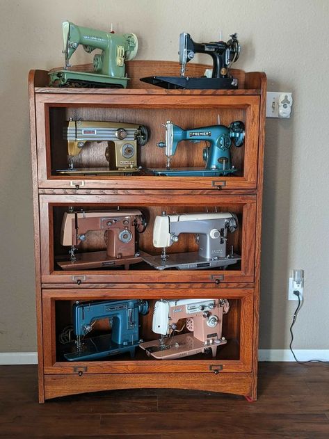 Sewing Machine Collection Display, Vintage Sewing Machine Display, Sewing Machine Display Ideas, Thrifted Craft Room, Antique Craft Room, Victorian Sewing Room, Antique Sewing Room, Sewing Machine Display, Vintage Sewing Rooms