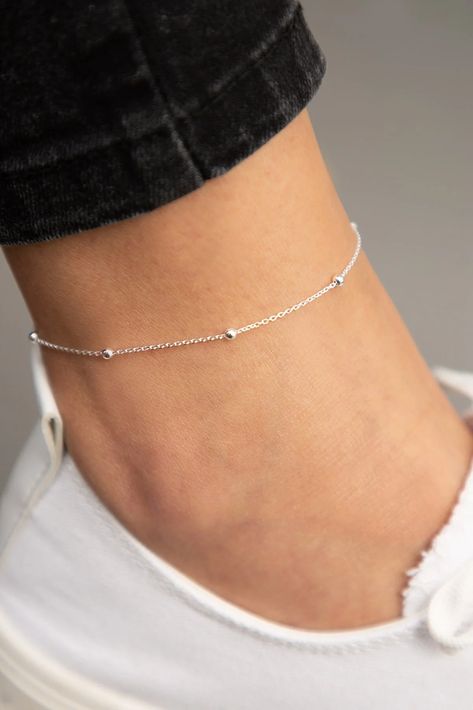 Diese wunderschöne Fußkette verleiht deinem Look das gewisse Extra und besteht aus hochwertigem 925 Sterling Silber. Sie ist zudem sehr leicht und angenehm zu tragen, so dass du sie den ganzen Tag über tragen kannst. Die Fußkette in Silber ist perfekt für den Sommer, wenn du barfuß am Strand oder am Pool spazierst. Sie passt aber auch wunderbar zu einem Paar schicker Schuhe oder Sandalen. Egal, wie du sie kombinierst, die Fußkette in Silber wird deinen Look perfekt abrunden.  Material: 925 Sterl Dragonfly Anklet, Daisy Anklet, Emerald Green Jewelry, Rose Gold Anklet, Jewellery Minimalist, Starfish Anklets, Anklet Silver, Anklet Gold, Anklets For Women