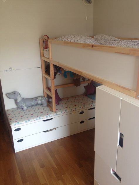 The space underneath the KURA bed was a bit too low so we added STOLMEN chests to win 45 cm AND storage space: exactly what we needed! KURA bed raised Stolmen Ikea, Cama Ikea Kura, Kura Bed Hack, Ikea Bunk Bed, Ikea Kura Hack, Ikea Bed Hack, Ikea Hack Kids, Cama Ikea, Ikea Kura Bed