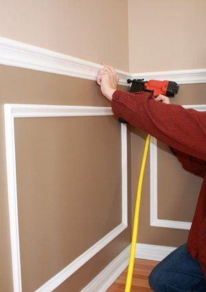 nailing Install Chair Rail, Kitchen Wall Decorations, Zimmer Diy, Chair Rail Molding, Diy Wainscoting, Chair Rail, Wall Molding, Bedroom Chair, Home Repairs