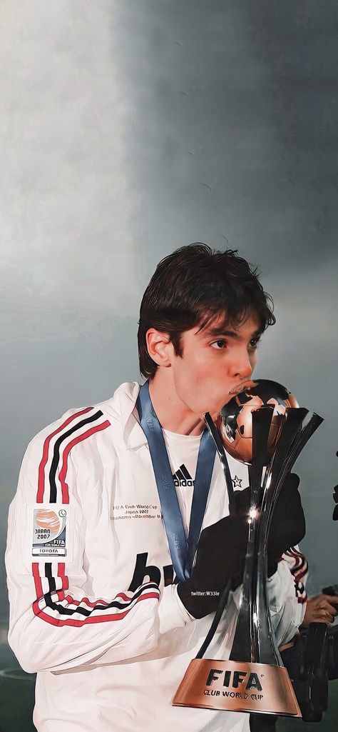 Kaka Real Madrid, Football Celebrations, Ricardo Kaka, Milan Wallpaper, Brazil Football Team, Milan Football, Football Players Photos, Soccer Photography, Football Players Images