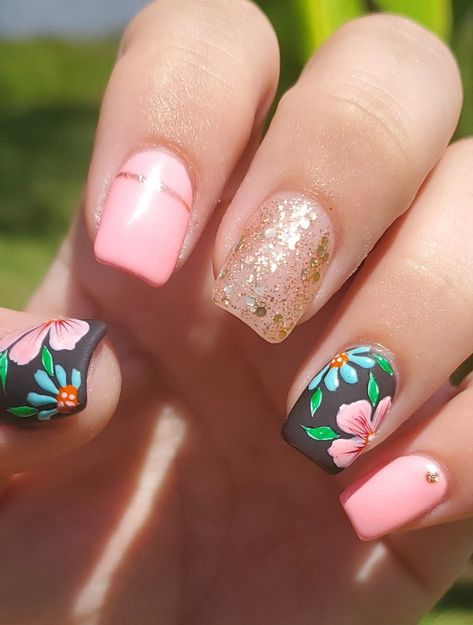 Hawaiian Nail Art Tropical, Tropical Vacay Nails, Nail Ideas For Hawaii, Vacation Nail Art Designs, California Nails Designs, Hawaii Nails Short, Hawaii Theme Nails, Hawaiian Theme Nails, Hawaii Nails Ideas Hawaiian Flowers