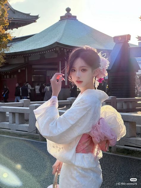 Japanese Yukata Aesthetic, Japanese Dresses Traditional, Japanese Festival Outfit, Kimono Poses Reference, Japanese Dress Traditional, Hachi Cosplay, Festival Yukata, Kimono Pose, Kimono Poses