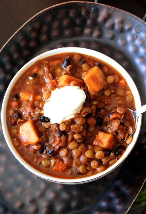 This sweet potato, black bean, and lentil chili so hearty that you'll never miss the meat! Healthy comfort food at its finest, and it's simple to make. Bean And Lentil Chili, Black Bean Lentil, Veg Chili, Healthy Grilled Cheese, Fiber Meals, Daniel Diet, Potato Chili, Sweet Potato Black Bean, Lentil Chili