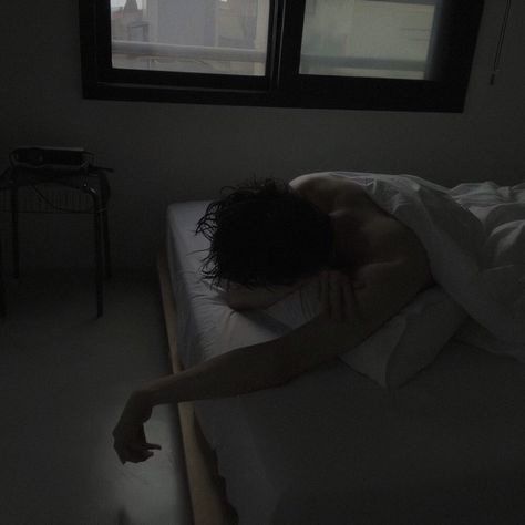 Boy Sleeping Aesthetic, Grunge Boy Aesthetic, Sleeping Aesthetic, Sleeping Guys, Boy Sleeping, Sleeping Boy, Crystal Castles, Grunge Boy, Bad Boy Aesthetic