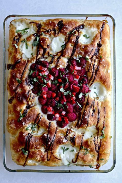 Sweet Focaccia with Raspberries and Balsamic Glaze - CucinaByElena Sweet Focaccia, Cheese Salad Recipes, Mozzarella Salad, Focaccia Recipe, Focaccia Bread, Pizza Pie, Goat Cheese Salad, Cheese Salad, Brioche Buns