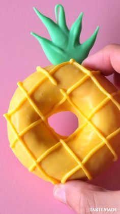 Cool Food Videos, Cute Donuts Ideas, Dessert Ideas For A Party, Cute Summer Snacks, Cute Desserts For Party, Cute Cake Recipes, Cool Desserts For Summer, Decorated Donuts Ideas, Pineapple Doughnut