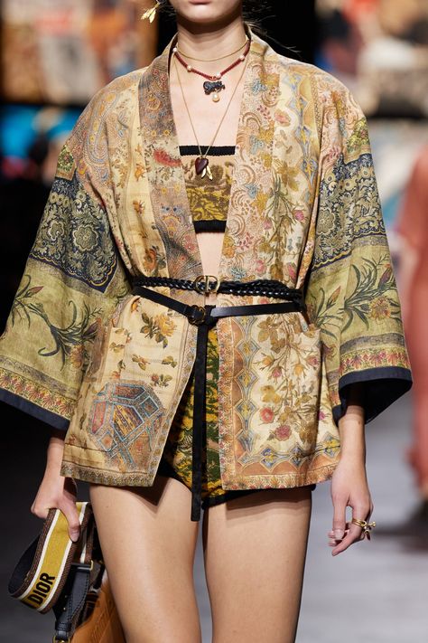 Paperbag Hose, Mode Kimono, Grunge Vintage, Vogue Russia, Fashion Weeks, Mode Inspo, Kimono Jacket, Stage Outfits, Kimono Fashion