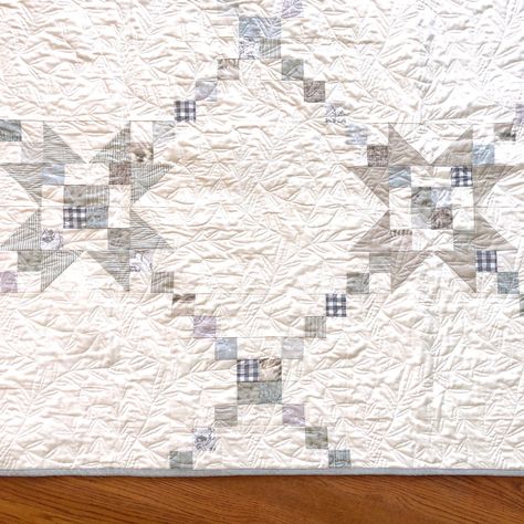 Grey And White Quilt Patterns, Neutral Quilts Ideas Modern, Low Volume Quilts Ideas, Neutral Quilts Ideas, Neutral Colored Quilt, Monochromatic Quilt, Wedding Quilts, Creative Quilting, Neutral Baby Quilt