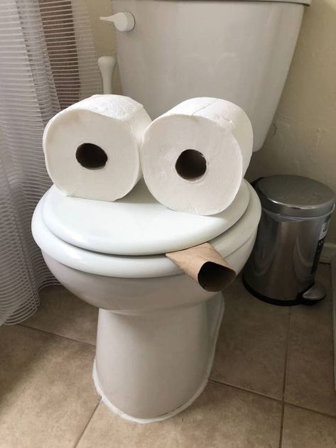 This "The Toilet Is Smoking" Prank Is Getting Everyone Through Self-Isolation Roommate Pranks, Work Pranks, Funny April Fools Pranks, Pranks To Pull, Easy Pranks, School Pranks, Chicken Raising, April Fool's Prank, Office Pranks