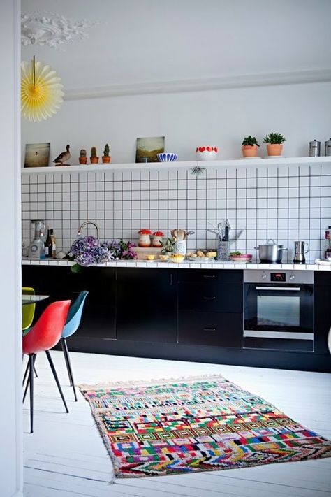 Everything Old is New Again: Tile Countertops, Then and Now 80s Kitchen, Loft Inspiration, Kitchen Countertop Materials, London Kitchen, Tile Countertops, Dark Kitchen, Trendy Kitchen, Kitchen Colors, Kitchen Tiles