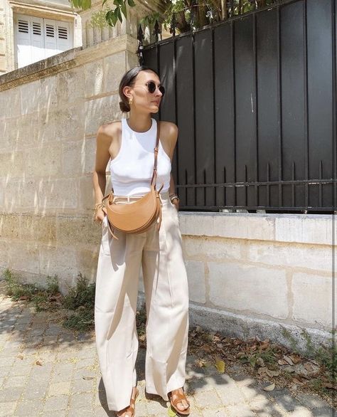 Cream Pants Outfit, Europe Outfits, Italy Outfits, Minimal Outfit, Mode Inspo, Looks Style, Mode Inspiration, White Tank Top, White Tank