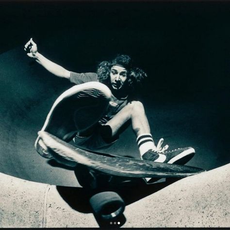 Tony Alva - by Wynn Miller Tony Alva, Lords Of Dogtown, Classic Skateboard, Skateboard Photos, Old School Skateboards, Skate Photos, Skate And Destroy, Skateboard Photography, Z Boys