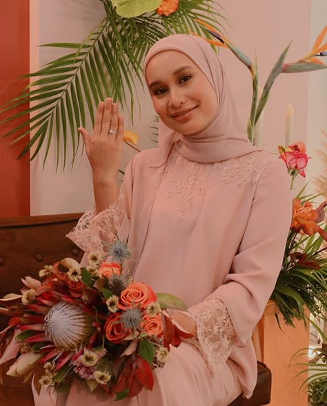 Malay Engagement Dress, Tunang Outfit, Malay Engagement, Engagement Hijab, Engagement Party Photo Ideas, Butterfly Wedding Dress, Malay Wedding Dress, Nikah Outfit, Muslimah Wedding Dress