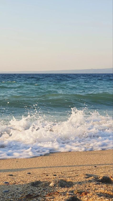 Beach Lockscreen, Beach Aestethic, Waves Beach Aesthetic, Beach Waves Aesthetic, Strand Fotos, Pink Wallpaper Computer, Beach Core, Ocean Waves Photography, Ocean Waves Painting