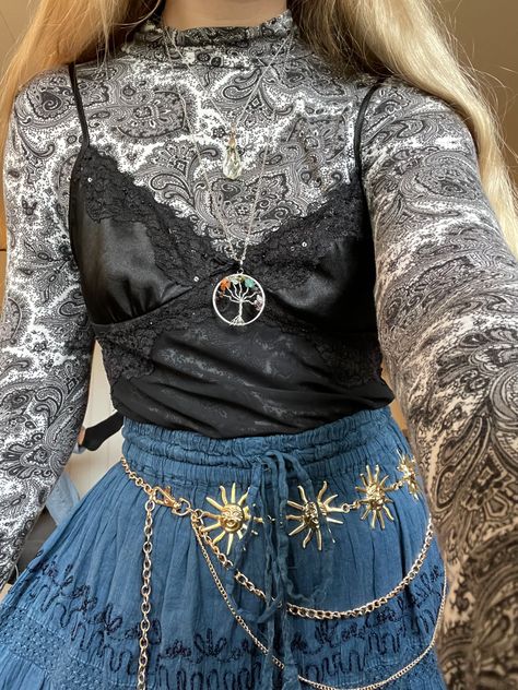 Crystal Aesthetic Outfit, Witchy Hippie Aesthetic, Crystal Girl Aesthetic Outfits, Gothic Hippie Aesthetic, Spiritual Aesthetic Fashion, Hippie Fashion Aesthetic, Hippie Witch Outfits, Dark Hippie Outfits, Modern Hippie Outfits