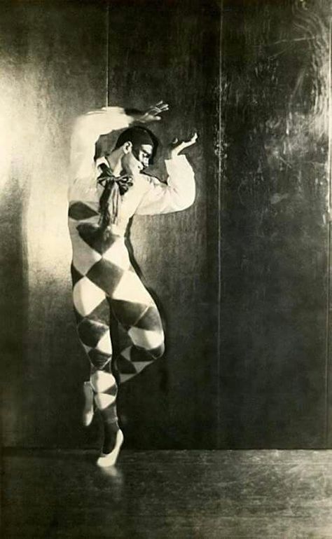 Portrait of Vaslav Nijinsky for Carnaval, 1910. Male Gesture Poses, Clown Poses, Flapper Girl Art, Vaslav Nijinsky, Dorothy L Sayers, Leon Bakst, Pierrot Clown, Ballets Russes, Ballet Russe