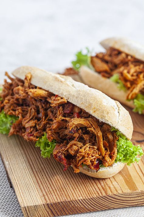 Pulled chicken met gegrilde paprika. Mix Vegetable Recipe, Pulled Chicken Recipes, Pulled Chicken Sandwiches, Hot And Sour Soup, Diner Recept, Pulled Chicken, Broccoli Recipes, Chicken Wing Recipes, Butter Chicken