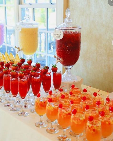 Palm Beach Weddings Magazine on Instagram: "Oh so pretty & perfect for a tropical wedding! 🍹🍹🍹Photography @sanazbutterflyphoto #tropicalweddinginspo #sip #summerdrinks☀️ #palmbeachweddings #floridaweddings #palmbeachweddinginspiration #palmbeachweddingsmagazine🌴" Wedding Food Summer, Wedding Food And Drink Ideas, Cute Drinks For Party, Drink Area For Party, Cute Wedding Cocktails, Wedding Caterer, Elegant Wedding Food Dinners, Drink Set Up, Beach Wedding Buffet