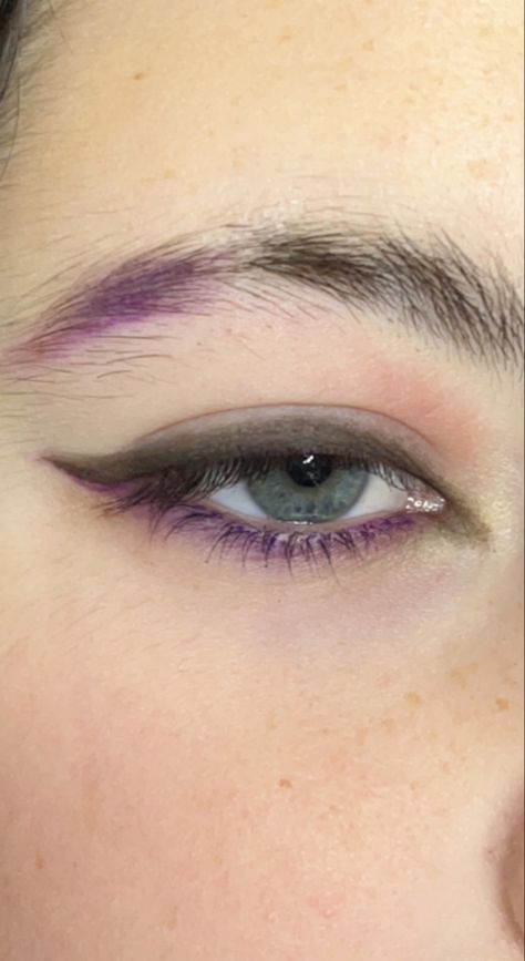 Purple Eyebrows Makeup, Purple Hair Makeup Ideas, Purple Makeup Ideas Simple, Purple Eye Makeup Simple, Purple Grunge Makeup, Dark Purple Eyeliner, Simple Purple Eyeshadow Looks, Dark Purple Eye Makeup, Dark Purple Makeup Looks