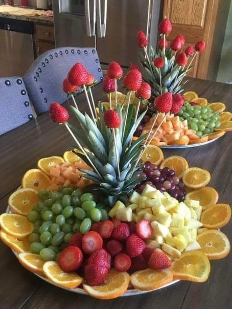 Salad Recipes Healthy Dinner, Fruit Platter Designs, Recipes Healthy Dinner, Fun Fruit, Decorações Com Comidas, Snack Platter, Fruit Displays, Fruit Display, Charcuterie Inspiration