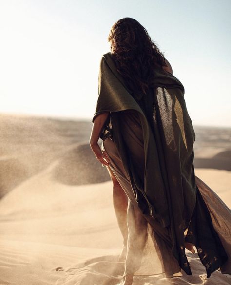 Dubai Portrait Photography, Desert Clothes Aesthetic, Woman In Desert Photography, Desert Woman Aesthetic, Dune Photoshoot Ideas, Arabian Photoshoot Ideas, Desert Witch Aesthetic, Desert Aesthetic Fashion, Sand Dune Photoshoot