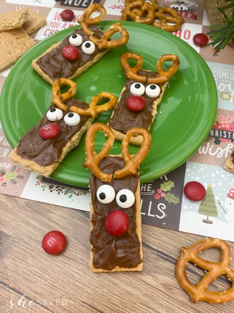 Graham Cracker Treats, Paper Napkin Folding Ideas, Reindeer Treats, Napkin Folding Ideas, Paper Napkin Folding, Graham Cracker Cookies, Folding Ideas, Snack For Kids, Reindeer Cookies