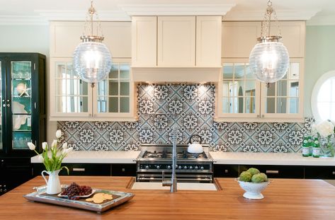 The Key Characteristics of a Moroccan Style Kitchen Moroccan Tiles Kitchen, Moroccan Style Kitchen, Moroccan Kitchen, Kitchen Design Pictures, White Room Decor, Moroccan Interiors, Carved Furniture, Kitchen Inspiration Design, Moroccan Design