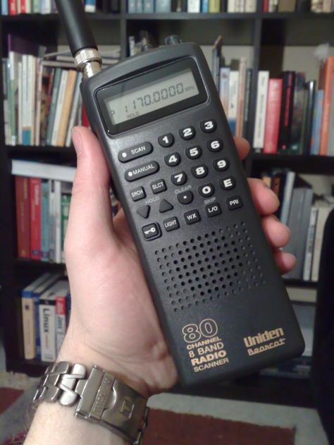 What is a Radio Scanner?: While some radio scanners are designed to fit into a single or double DIN profile, others are both portable and handheld. Police Scanners Radios, Hack Phone, Handheld Ham Radio, Portable Ham Radio, Ham Radio License, Radio Scanners, Police Radio, Radio Usa, Radio Scanner