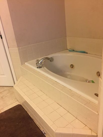 I want to update it but I have to do so on a tight budget. Mostly looking to update the tile and surround and maybe get rid of the step. Jet Tub Remodel, Tile Around Tub, Bathtub Tile Surround, Big Bathtub, Sunken Tub, Tile Tub Surround, Tub Remodel, Bathtub Surround, Built In Bathtub