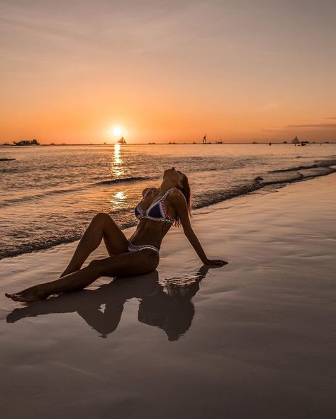 sunset beach vibe Beach Foto, Photography Genres, Tumblr Art, Shotting Photo, 사진 촬영 포즈, Beach Photography Poses, Have Inspiration, Foto Tips, Beach Shoot