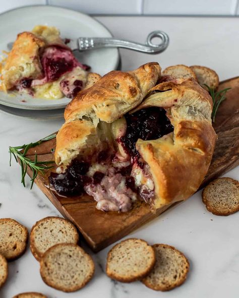 Baked Brie Holiday Brie, Easy Baked Brie Recipe, Ooey Gooey Butter Cookies, Baked Brie In Puff Pastry, Brie In Puff Pastry, Sausage Cheese Dip, Sausage Crockpot, Brie Puff Pastry, Gooey Butter Cookies