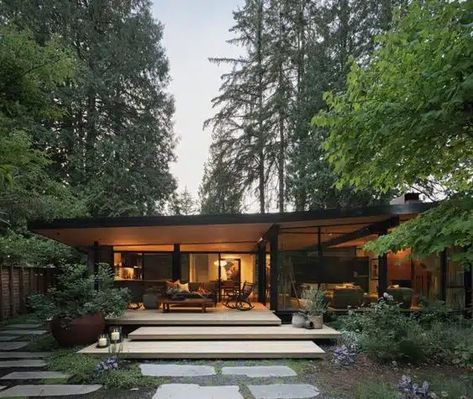 What Drawbacks Do Ranch-Style Homes Have? - A House in the Hills Canadian House, Olson Kundig, Country Modern Home, Mid Century Ranch, Country House Design, Miami Houses, Midcentury Home, Casas The Sims 4, Modern Ranch