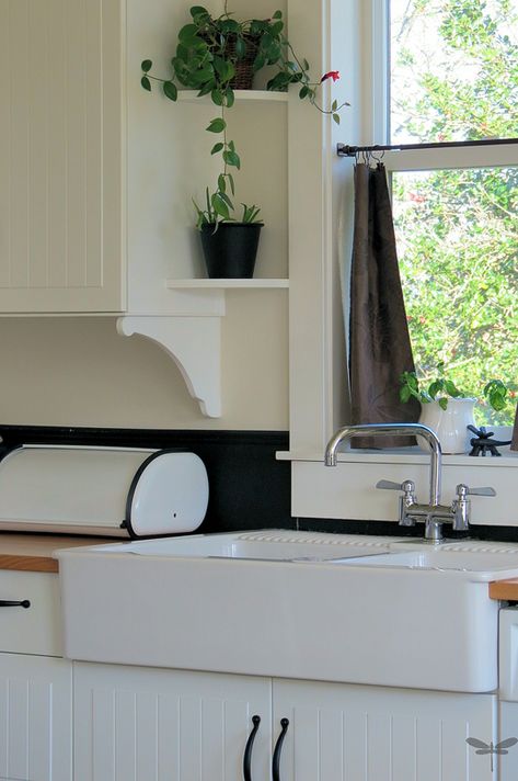 Diy cabinet details. I love the idea if adding plant shelves next to the sink window. A++ use of space. Kitchen Window Shelves, Window Shelves, New Kitchen Cabinets, Kitchen Corner, Diy Kitchen Cabinets, Diy Cabinets, Plant Shelves, Trendy Kitchen, Kitchen Redo