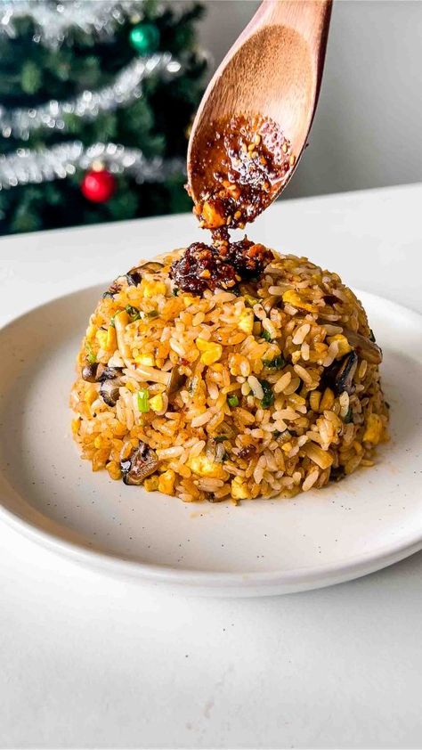 Chili Oil Fried Rice. Delicious fried rice with a spicy kick and packed with umami. If you recreate this Chili… Delicious Fried Rice, Okonomi Kitchen, Vegan Lemon Bars, Vegetable Fried Rice Recipe, Vegetarian Oyster Sauce, Vegan Caramel, Fried Mushrooms, Japanese Cooking, Chili Oil